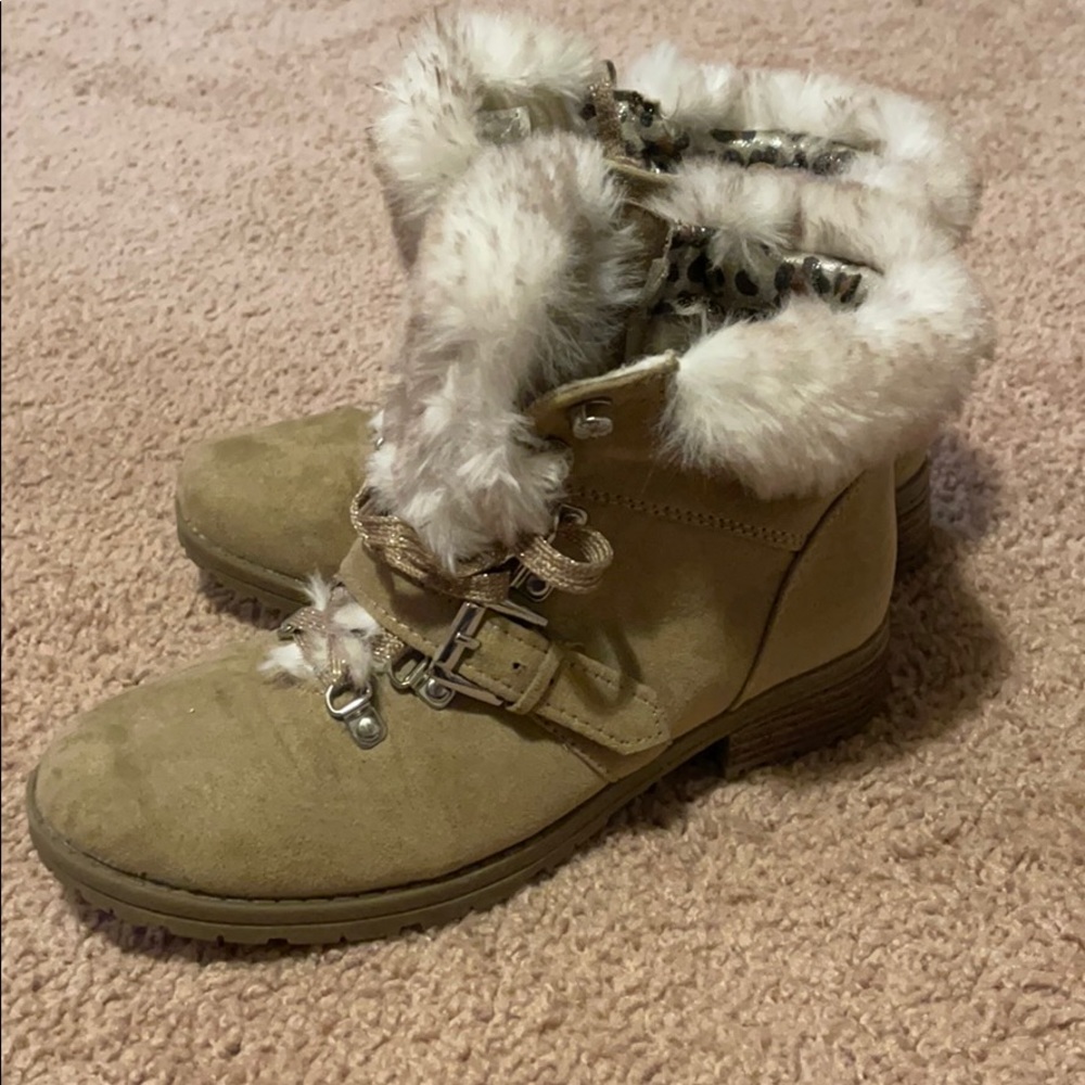 Girls furry buckle boots